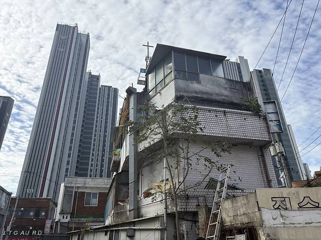 24일 서울 노원구 상계동 ‘상계5구역’ 넘어로 준공이 완료된 ‘노원롯데캐슬시그니처아파트(6구역)’이 보이는 모습. 정주원 기자