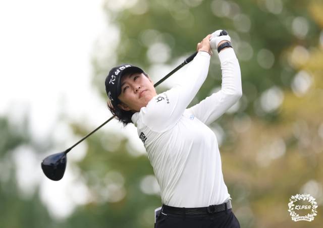 마다솜이 25일 광남일보·해피니스오픈 2라운드 3번 홀에서 티샷을 하고 있다. 사진 제공=KLPGA