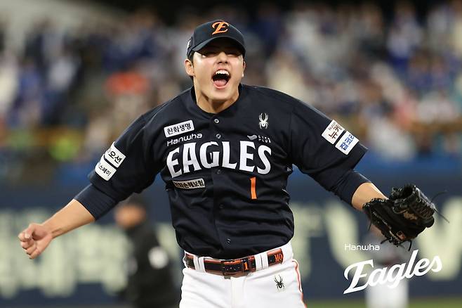 한화 문동주가 21일 대구삼성라이온즈파크에서 열린 삼성과 PO 3차전에 구원등판해 4이닝 무실점 역투를 펼친 뒤 포효하고 있다. 사진제공|한화 이글스