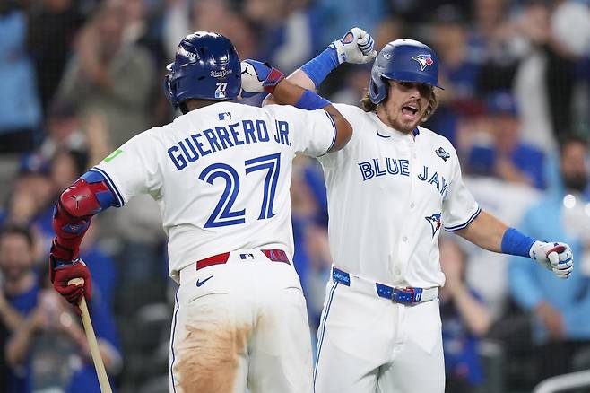 토론토 애디슨 바거(오른쪽)가 25일(한국시간) 로저스센터에서 열린 다저스와 WS 1차전 6회말 대타로 중월 만루홈런을 친 뒤 블라디미르 게레로 주니어와 기쁨을 나누고 있다. 토론토(캐나다)|AP뉴시스