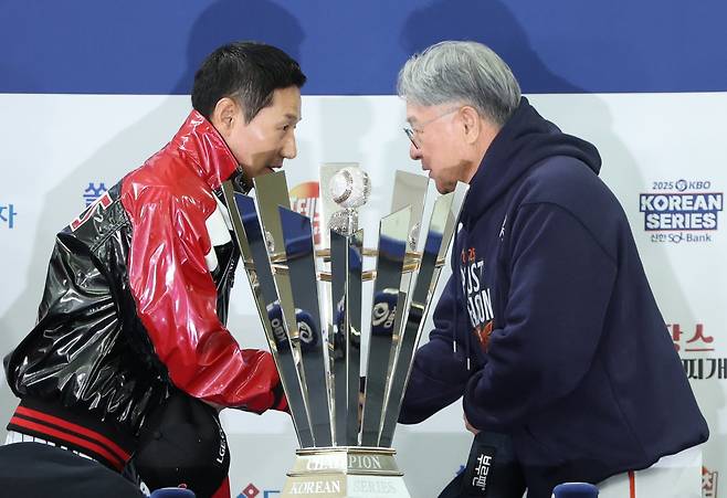 염경엽 LG 감독(왼쪽)과 김경문 한화 감독이 25일 잠실구장에서 열린 KS 미디어데이를 앞두고 악수를 나누고 있다. 잠실|뉴시스