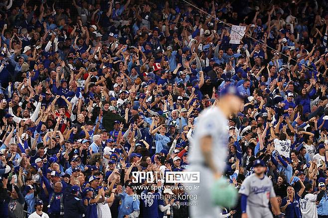 ▲ 열광하는 토론토 팬들.