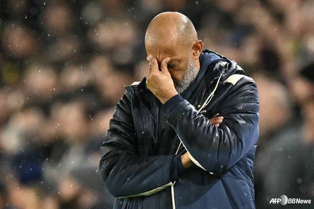 누누 에스피리투 산투 웨스트햄 유나이티드 감독이 고개를 숙이고 있다. /AFPBBNews=뉴스1