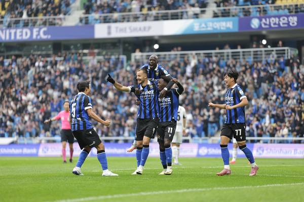 26일 인천축구전용경기장에서 열린 하나은행 K리그2 2025 36라운드 인천 유나이티드와 경남 FC의 경기에서 인천 무고사가 2번째 골을 성공한 후 세리머니를 하고 있다. 2025.10.26 /한국프로축구연맹 제공