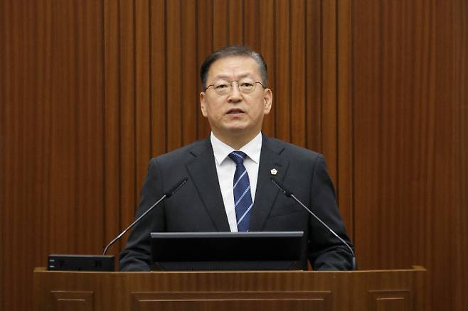 유인호 의원이 지난 24일 시의회 본회의에서 5분 발언에 나서고 있다. 사진=시의회 제공.