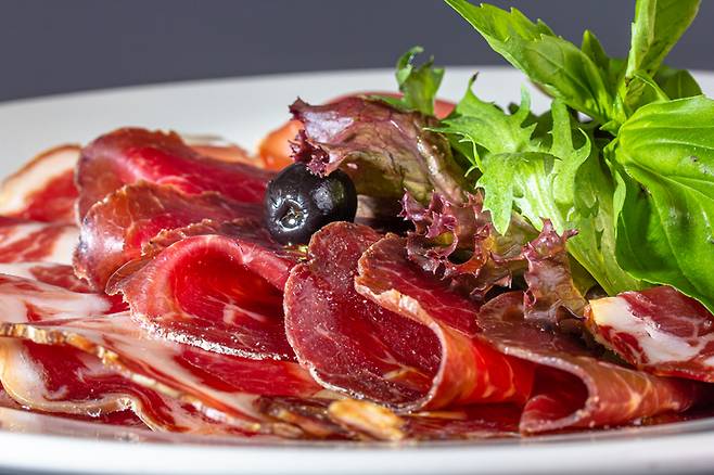 베이컨, 햄, 소시지 등 가공육은 보기만 해도 먹음직스럽다. 고기의 붉은 색을 오래 유지하는 방부제(보존료)의 역할이 적지 않다. 하지만 그 아질산염 성분 때문에 많은 사람이 대장암 등에 걸린다. 10년 전 가공육을 1군 발암물질로 규정한 WHO 보고서 작성에 참여한 과학자들이, 가공육 내 아질산염의 사용 금지를 촉구하고 나섰다. 사진=게티이미지뱅크