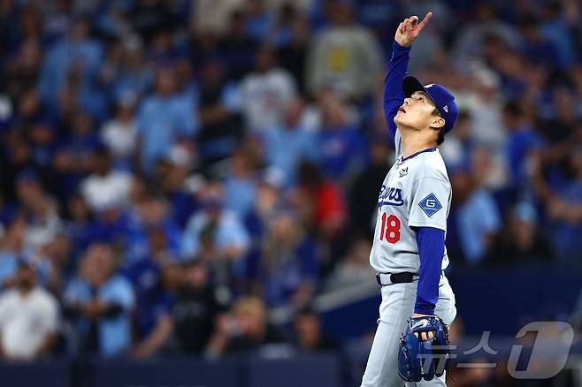 LA 다저스 투수 야마모토 요시노부가 26일(한국시간) 열린 토론토 블루제이스와 2025 메이저리그(MLB) 월드시리즈 2차전에서 선발 등판해 9이닝 8탈삼진 1실점 완투승을 거뒀다. ⓒ AFP=뉴스1