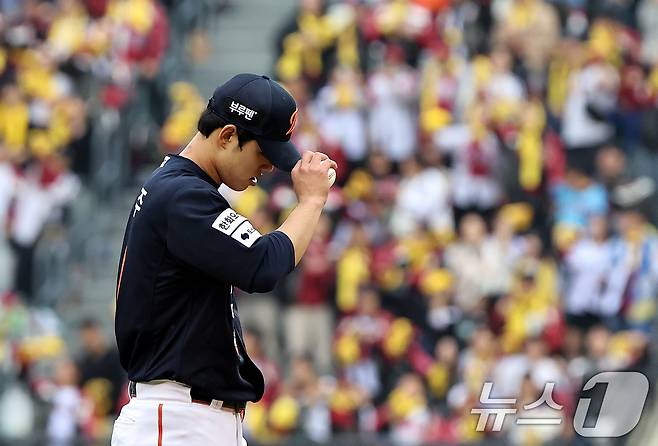 26일 서울 잠실야구장에서 열린 프로야구 2025 신한 SOL뱅크 KBO 포스트시즌 한국시리즈 1차전 한화 이글스와 LG 트윈스의 경기, 한화 선발 문동주가 5회말 1사 3루 LG 오스틴의 3루수 땅볼 때 신민재에게 추가 실점을 한 뒤 마운드를 나서고 있다. 2025.10.26/뉴스1 ⓒ News1 구윤성 기자