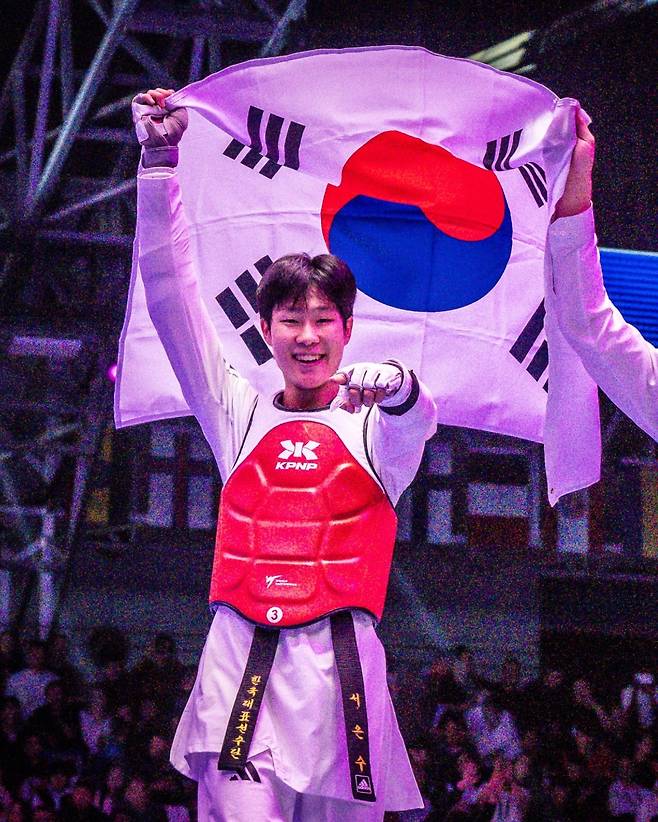 세계태권도선수권대회 남자 54㎏급 정상에 오른 서은수. (세계태권도연맹(WT) 페이스북 캡처)