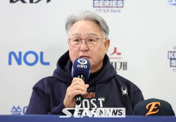 김경문 한화 이글스 감독이 25일 서울 잠실야구장에서 열린 2025 KBO 한국시리즈 미디어데이에서 출사표를 던지고 있다. /사진=뉴시스