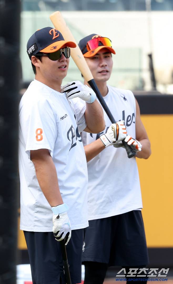30일 대전한화생명볼파크에서 열린 롯데와 한화의 경기, 한화 노시환과 심우준이 타격훈련을 하고 있다. 대전=허상욱 기자wook@sportschosun.com/2025.09.30/