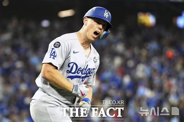 LA 다저스 윌 스미스가 26일(한국시간) 토론토와의 월드시리즈 2차전서 7회초 결승 좌월 솔로 홈런을 날린 뒤 주먹을 불끈 쥐고 있다. /토론토=AP.뉴시스