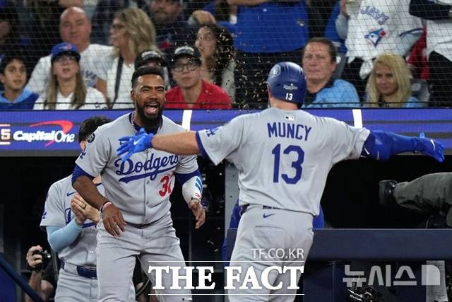 LA 다저스 맥스 먼시가 26일(한국시간) 토론토와의 월드시리즈 2차전서 7회초 좌월 솔로 홈런을 날리고 테오스카 에르난데스의 환영을 받고 있다. /토론토=AP.뉴시스