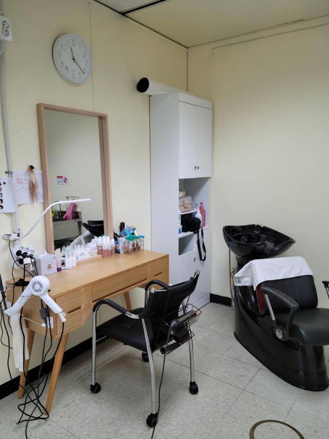 그래비티 임상시험을 위해 카이스트 연구실 내에 설치한 샴푸대. 폴리페놀팩토리 제공