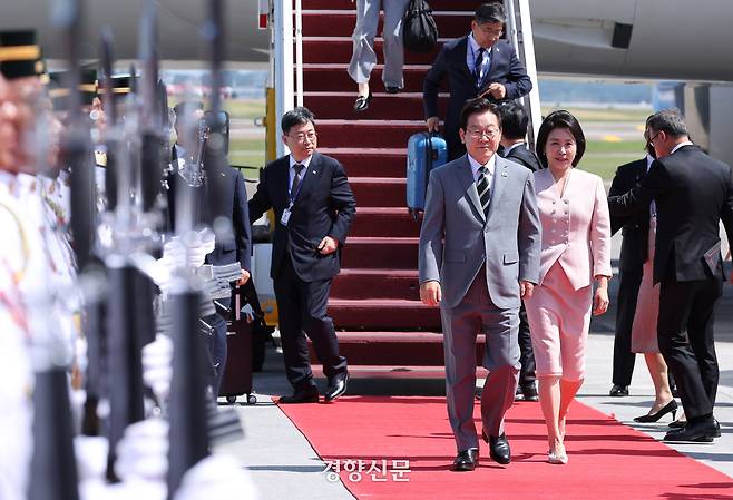 아세안+3 참석을 위해 말레이시아를 방문한 이재명 대통령과 김혜경 여사가 26일 말레이시아 쿠알라룸푸르 국제공항에서 도착한 공군1호기에서 내려 이동하고 있다. 2025.10.26 김창길 기자