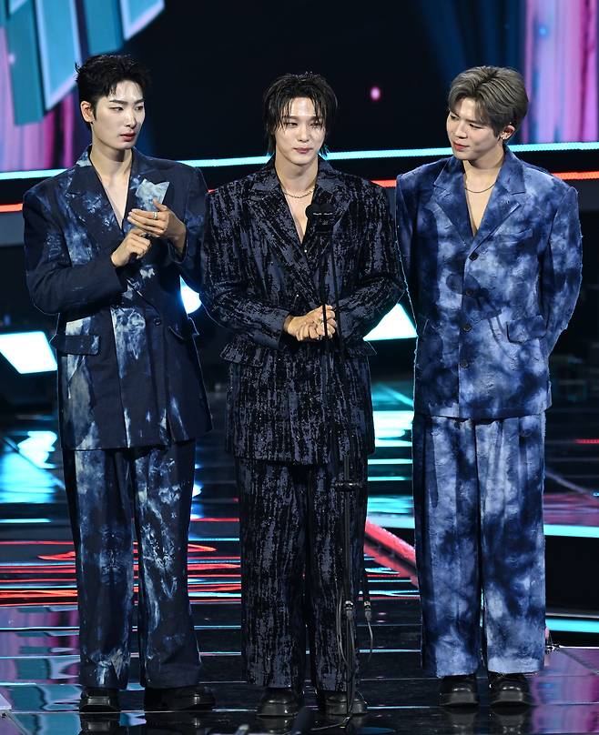 Big Ocean delivers an acceptance speech after receiving the Social Impact Artist award, presented by The Korea Herald, during the TikTok Awards 2025 at Korea University’s Hwajeong Gymnasium in Seongbuk-gu, Seoul, Saturday. (Yoon Byung-chan/The Korea Herald)