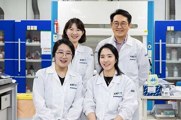 (왼쪽 아래부터 시계 반대방향)선문대 하미진 교수(1저자), 화학연 김기영 책임연구원(교신저자), 정원훈 선임연구원(공동저자), 최경진 연구원(공동저자). 한국화학연구원