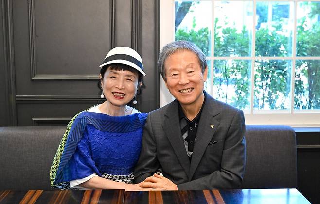 선릉역 북카페 ‘북세쯔’ 대표 이승한(오른쪽) 회장과 엄정희 교수 부부