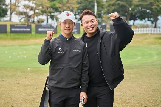 이승택(오른쪽)이 제네시스 챔피언십 대회장을 찾아 송민혁과 기념 촬영하고 있다. /KPGA