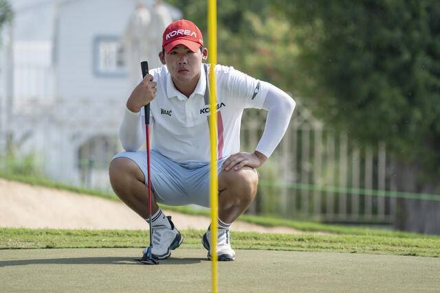제16회 아시아 퍼시픽 아마추어 챔피언십에서 공동 7위를 차지한 안성현이 그린 경사를 파악하고 있다. AAC