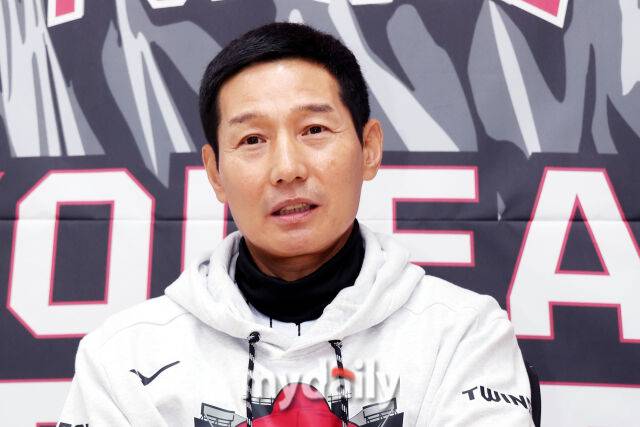 2025년 10월 26일 오후 서울 송파구 잠실야구장에서 열리는 '2025 신한 SOL Bank KBO 한국시리즈 1차전' 한화 이글스와 LG 트윈스의 경기 전 염경엽 감독이 인터뷰를 하고 있다./잠실=곽경훈 기자