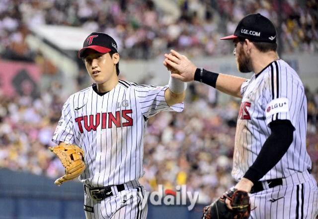 2025년 8월 30일 오후 서울 잠실구장에서 열린 '2025 신한 SOL뱅크 KBO 리그' 키움 히어로즈와 LG 트윈스의 경기LG 3루수 구본혁이 8회초 2사 1.3루서 키움 여동욱의 안타성 타구를 처리한 뒤 오스틴의 축하를 받고 있다./마이데일리
