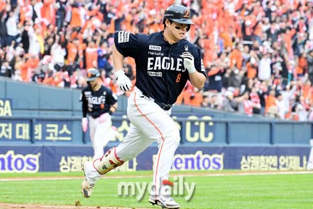 26일 오후 서울 잠실야구장에서 진행된 '2025 신한 SOL Bank KBO 한국시리즈 1차전' 한화 이글스와 LG 트윈스의 경기.한화 노시환이 6회초 1사 3루에서 적시타를 때린 뒤 1루로 향하고 있다./잠실=곽경훈 기자