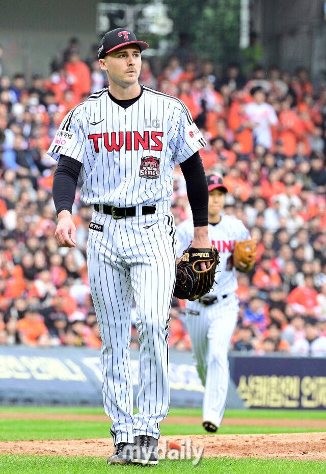 26일 오후 서울 잠실야구장에서 진행된 '2025 신한 SOL Bank KBO 한국시리즈 1차전' 한화 이글스와 LG 트윈스의 경기. LG 선발 톨허스트가 4이닝을 무실점으로 호투한 뒤 더그아웃으로 향하고 있다./잠실=곽경훈 기자