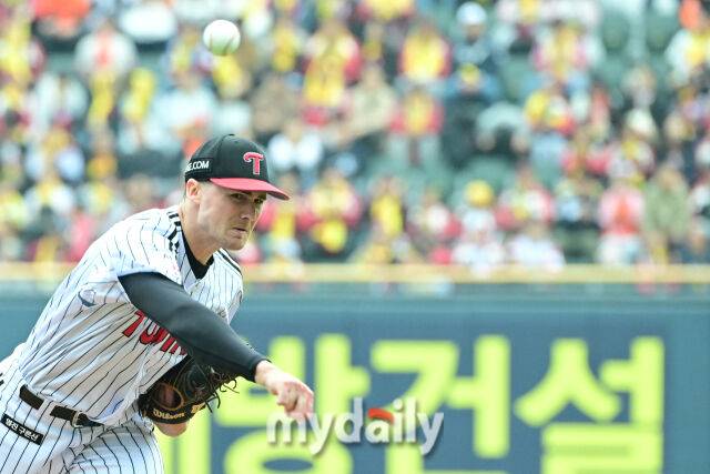 26일 오후 서울 잠실야구장에서 진행된 '2025 신한 SOL Bank KBO 한국시리즈 1차전' 한화 이글스와 LG 트윈스의 경기. LG 선발 톨허스트가 역투를 펼치고 있다./잠실=곽경훈 기자