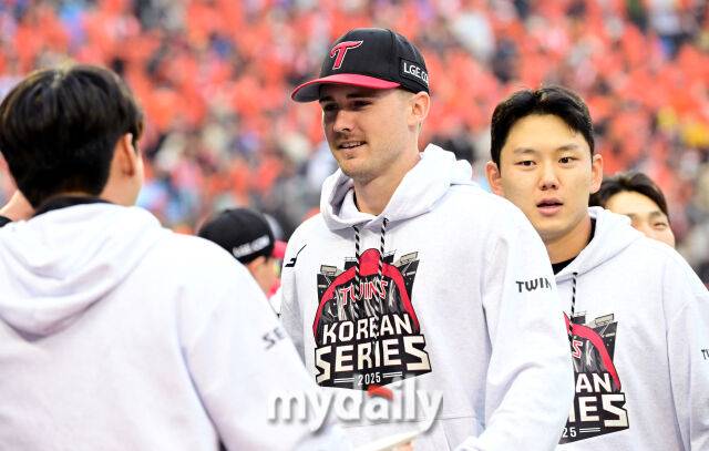 26일 오후 서울 잠실야구장에서 진행된 '2025 신한 SOL Bank KBO 한국시리즈 1차전' 한화 이글스와 LG 트윈스의 경기. LG 톨허스트가 8-2로 승리한 뒤 활짝 웃고 있다./잠실=곽경훈 기자
