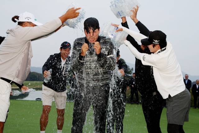 이정환이 26일 제네시스 챔피언십 우승 뒤 동료들로부터 축하 물세례를 받고 있다. 사진 제공=KPGA