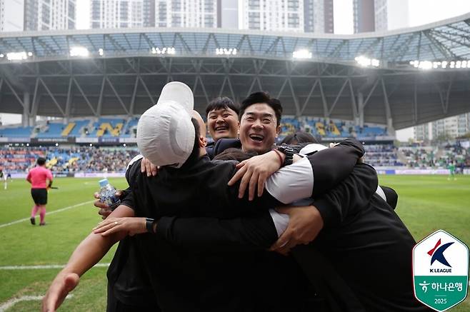 ▲ 26일 인천축구전용경기장에서 인천 유나이티드와 경남FC가 하나은행 K리그2 2025 36라운드를 통해 맞붙었다. 이날 승리시 조기 우승이 가능했던 인천은 제르소와 무고사, 바로우의 연속골을 묶어 3-0으로 이겼다. 지난해 K리그1에서 강등된 후 1년 만에 다시 제자리로 돌아갔다. ⓒ 한국프로축구연맹