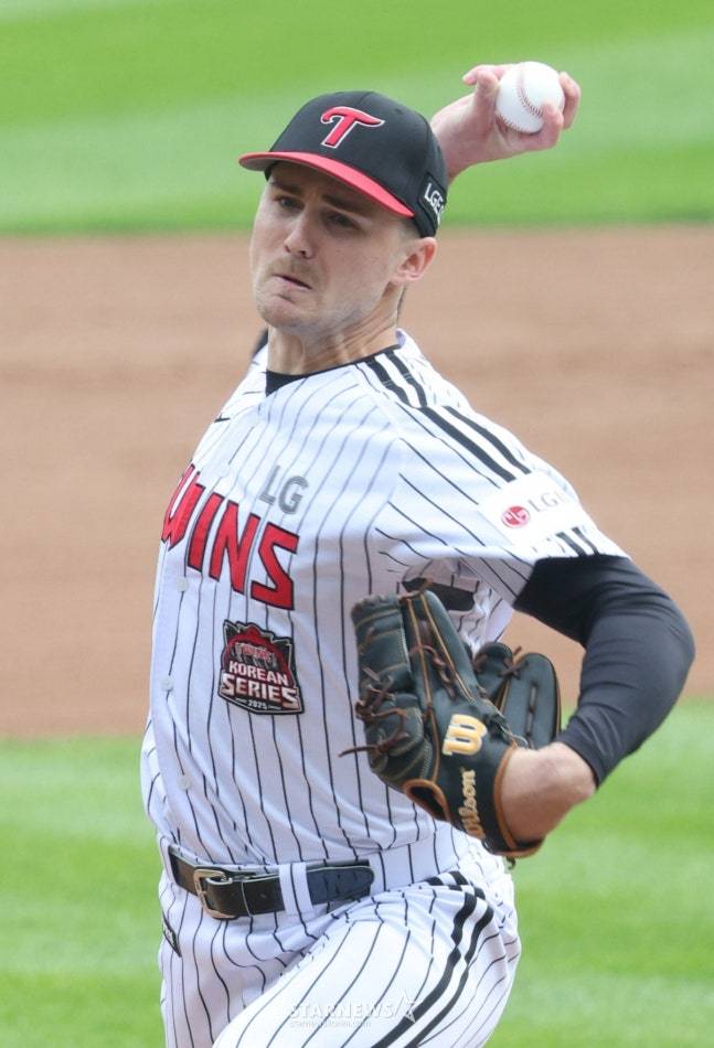2025 KBO리그 한국시리즈 1차전 LG 트윈스 대 한화 이글스전이 26일 잠실야구장에서 열렸다. LG 선발 톨허스트가 역투하고 있다. /사진=김진경 대기자