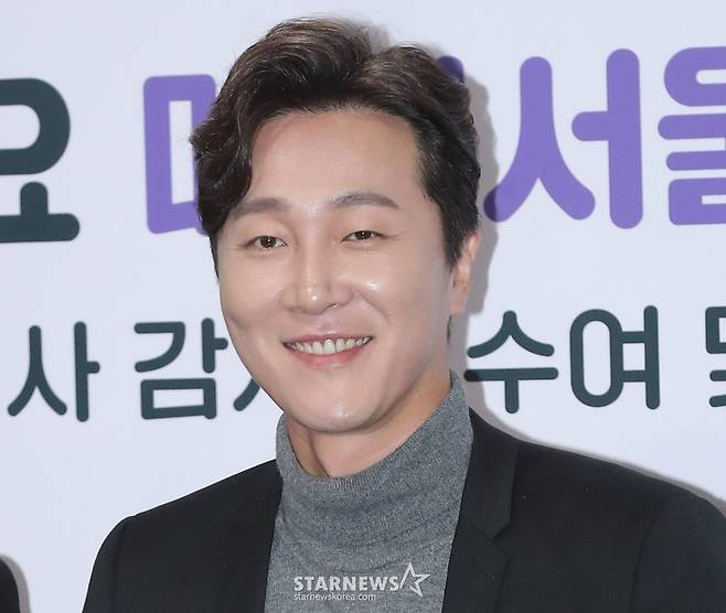 정신건강의학과 전문의 양재진, 양재웅이 16일 오전 서울 중구 서울시청에서 진행된 '서울특별시 홍보대사 감사패 수여 및 위촉식'에 참석해 포즈를 취하고 있다. 2023.02.16 /사진=스타뉴스