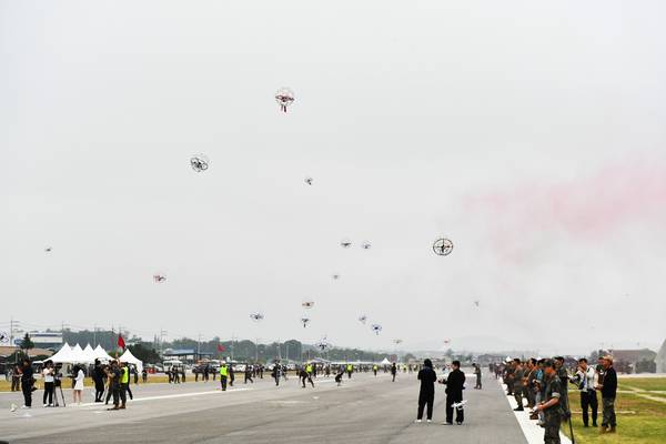 지난해 ‘드론봇 페스티벌’에 참여한 민간기업과 군 드론이 한데 어우러져 양주 가납리비행장 상공을 날고 있다. /양주시 제공