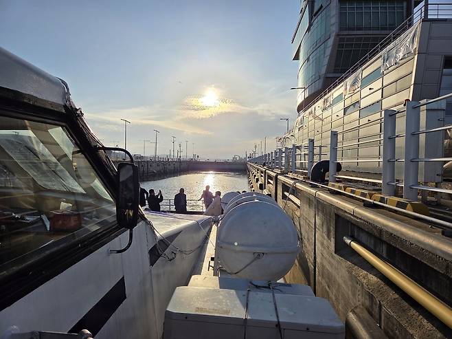 ▲ 경기만으로 나가기위해 서해갑문에서 대기하고 있는 크루즈선박.