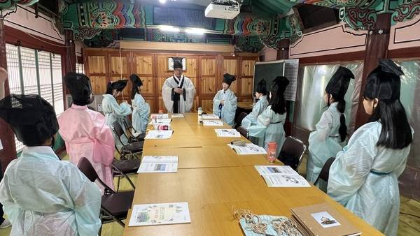 청양군청소년문화의집은 7월부터 10월까지 수정초등학교 4~5학년을 대상으로 진행한 청소년수련활동 인증프로그램을 성공적으로 마쳤다.