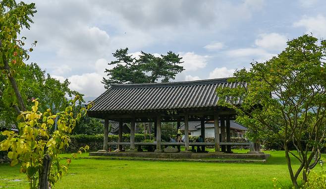 조선후기의 학사인 대율리 대청의 모습. /최병일기자