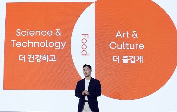 삼양식품그룹의 새 이름과 로고의 의미에 대해 설명하는 전병우 본부장./사진=김아름 기자 armijjang@