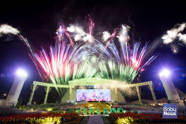 에버랜드 포시즌스가든에서 펼쳐지는 '케이팝 데몬 헌터스 싱어롱 불꽃쇼' 현장. ⓒ애버랜드
