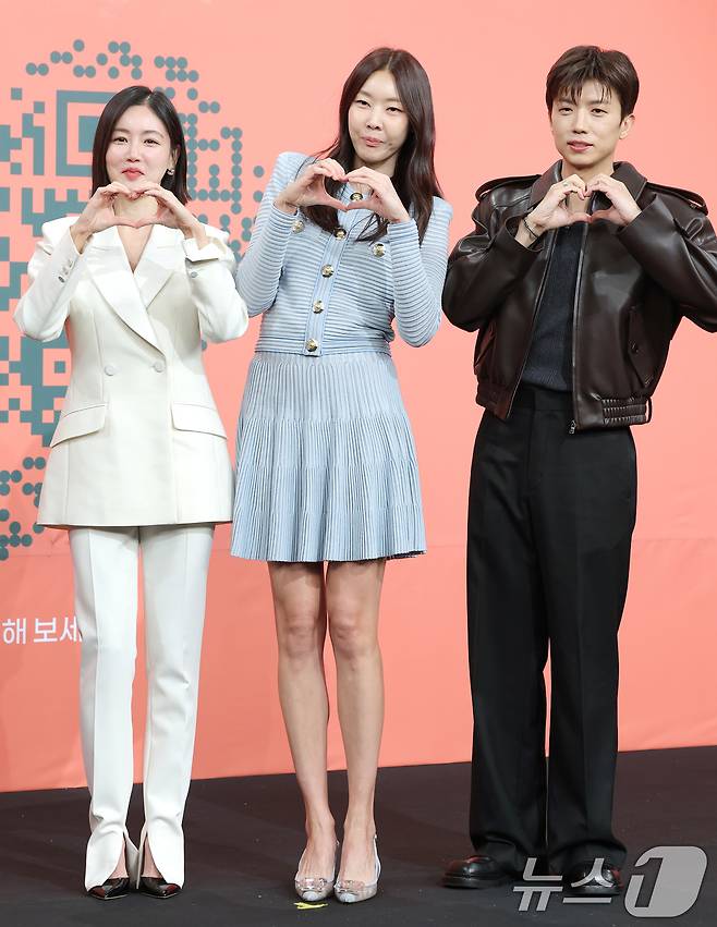 MC 황우슬혜(왼쪽부터)와 한혜진, 우영이 27일 서울 영등포구 KBS 본관에서 열린 KBS 2TV 연상연하 리얼 로맨스 '누난 내게 여자야' 제작발표회에 참석해 포즈를 취하고 있다. '누난 내게 여자야'는 커리어를 위해 치열한 시간을 보내느라 아직 사랑을 찾지 못한 여성들과 사랑 앞에서는 나이가 숫자에 불과하다고 믿는 남성들의 로맨스를 섬세하게 보여주는 예능이다. 2025.10.27/뉴스1 ⓒ News1 권현진 기자