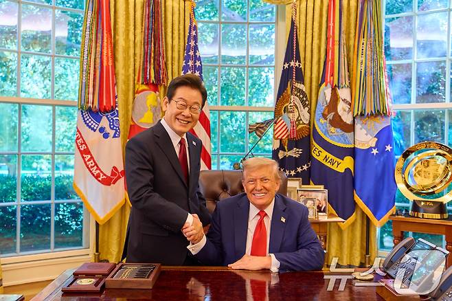 이재명 대통령이 25일(현지시간) 미국 워싱턴 DC 백악관에서 열린 한미 정상회담을 마친 후 도널드 트럼프 미국 대통령과 악수하고 있다. (이재명 대통령 SNS. 재판매 및 DB 금지) 2025.8.28/뉴스1 ⓒ News1 이재명 기자