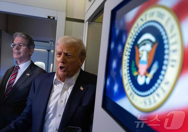 도널드 트럼프 미국 대통령과 스콧 베선트 미국 재무장관이 27일 말레이시아 쿠알라룸푸르에서 일본 도쿄로 향하는 에어포스원(대통령 전용기)에서 기자들과 만나고 있다. 2025.10.27./뉴스1 ⓒ AFP=뉴스1 ⓒ News1 이창규 기자