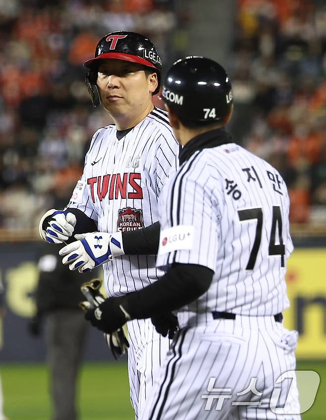 27일 서울 잠실야구장에서 열린 프로야구 2025 신한 SOL뱅크 KBO 포스트시즌 한국시리즈 2차전 한화 이글스와 LG 트윈스의 경기, LG 김현수가 2회말 무사 선두타자로 나서 안타를 친 후 송지만 코치와 기뻐하고 있다. 2025.10.27/뉴스1 ⓒ News1 김성진 기자