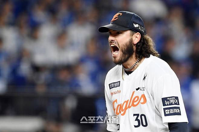 한화 선발투수 폰세가 대전 한화생명볼파크에서 열린 2025 KBO리그 삼성과 플레이오프 5차전 2회초 2사 1루 상황에서 견제로 삼성 1루수 김지찬을 잡아내며 이닝을 마무리하면서 포효하고 있다. 대전 | 박진업 기자 upandup@sportsseoul.com