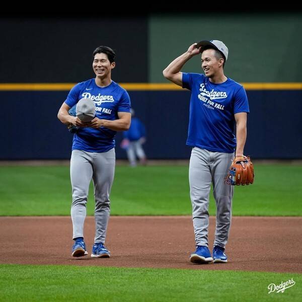 김혜성과 토미 에드먼이 지난 13일(한국시간) 밀워키 브루어스와 MLB 내셔널리그 챔피언십 시리즈 전 수비 훈련에 임하고 있다. 사진 | LA 다저스 공식