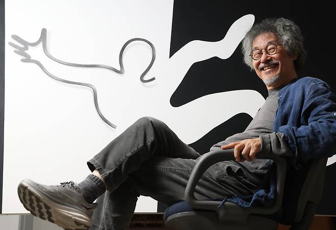 지난 21일 경기 고양시의 작업실에서 만난 곽남신 화가. 뒤로 보이는 그림은 이중섭 미술상 수상 기념전 ‘네 아니요’에 전시될 작가의 신작 ‘추락연습’(150×216㎝)이다./장경식 기자