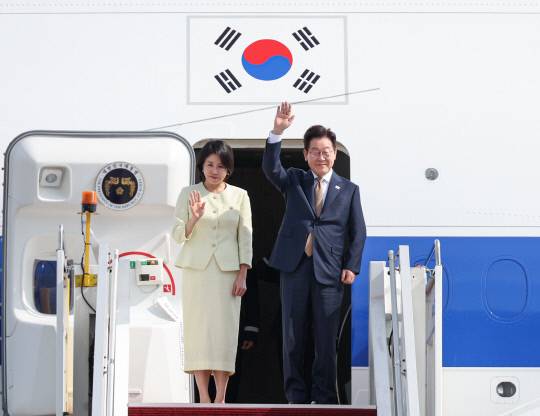 아세안 정상회의 일정을 마치고 귀국하는 이재명 대통령과 김혜경 여사가 27일 말레이시아 쿠알라룸푸르 국제공항에서 공군 1호기에 올라 환송객들에게 인사하고 있다. 연합뉴스