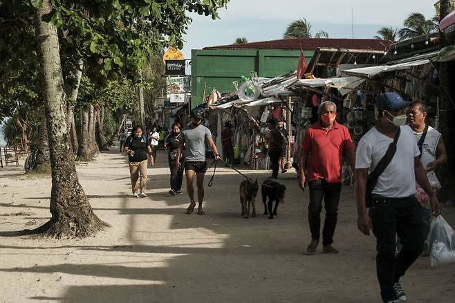 필리핀 여성과의 사이에서 태어난 ‘코피노’ 아동의 사진과 친부로 추정된 한국 남성들의 얼굴이 공개됐다. 일부 남성은 ‘평양 거주’로 기재해 양육 책임을 회피한 것으로 드러났다. 사진은 필리핀 보라카이 전경. 게티이미지