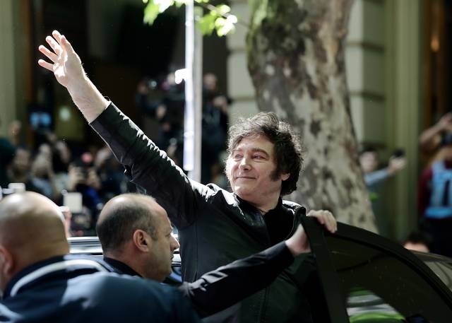 하비에르 밀레이 아르헨티나 대통령이 26일(현지시간) 부에노스아이레스의 한 투표소에서 투표를 한 후 지지자들에게 손을 흔들고 있습니다. EPA 연합뉴스